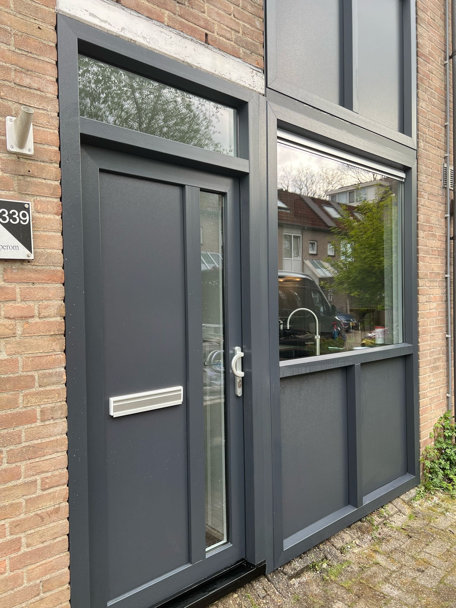 Modern huis met antraciet kunststof kozijnen en deur