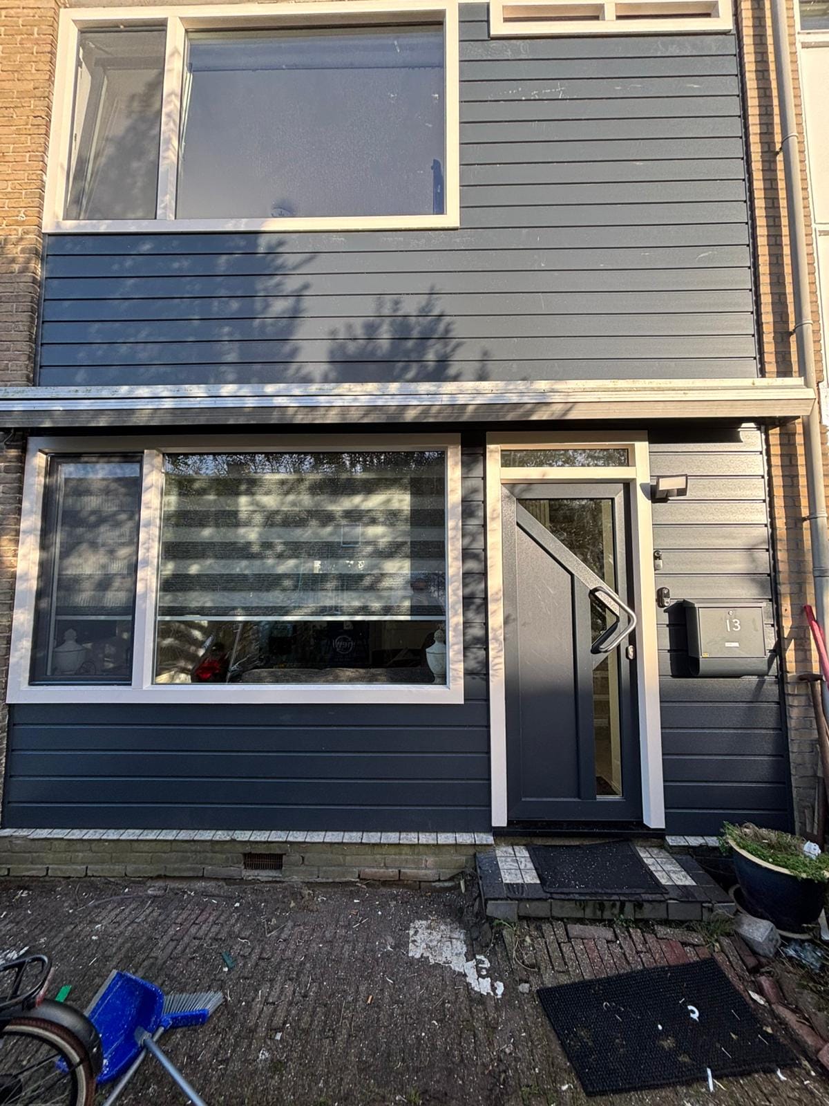 Antraciet Keralit gevelbekleding op een woning in Hengelo — strak en onderhoudsarm